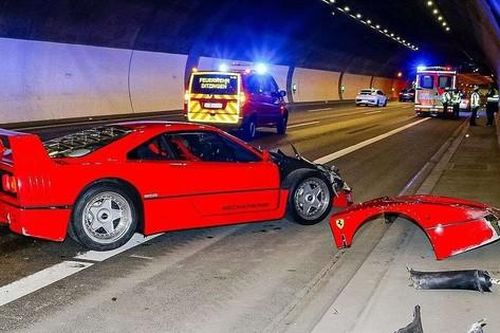 Tài xế trẻ lái Ferrari F40 triệu USD đâm vào tường đường hầm
