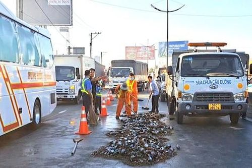 Hàng chục két bia rơi, đường dẫn cao tốc TPHCM – Trung Lương ùn ứ