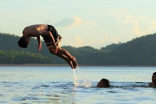 Đổ xô lên hồ Kẻ Gỗ tắm giải nhiệt ngày nắng nóng