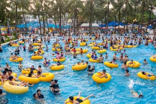 'Nắng nóng nung người', người dân đổ về công viên nước ngày nghỉ lễ