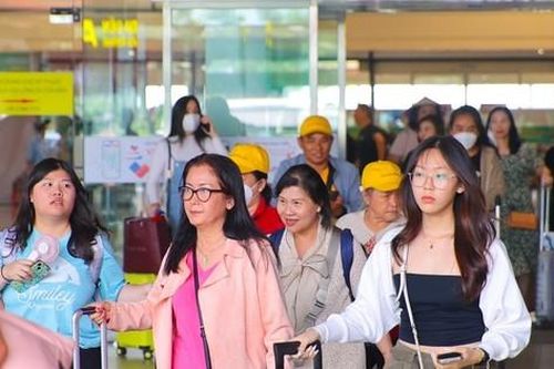 Khách qua sân bay Nội Bài bất ngờ giảm mạnh