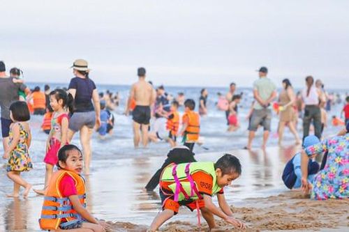 Người dân tập trung ra biển Tuy Hòa 'giải nhiệt'