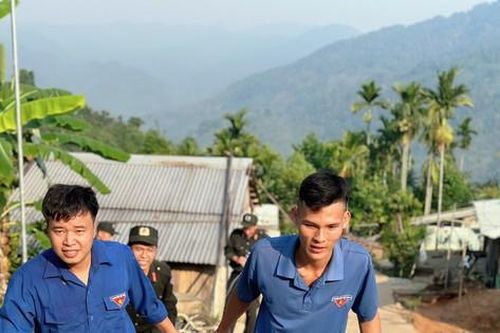 Nghỉ lễ, bạn trẻ xứ Quảng lội suối băng rừng cõng điện, dẫn nước về bản