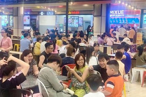 Nghỉ lễ 30/4 -1/5, người dân đổ xô đến TTTM, siêu thị ở Hà Nội để 'trốn nắng'