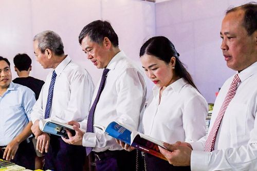 Hàng nghìn người dân tham gia ngày hội sách ở Nam Định