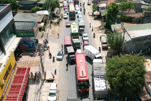 Xe chở heo va chạm với xe con, quốc lộ 14 bị tắc nghẽn gần 10 cây số