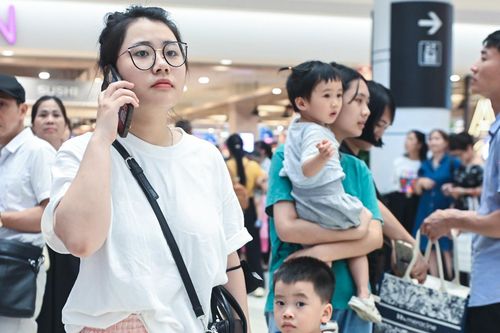 'Biển người' vào trung tâm thương mại trốn nắng