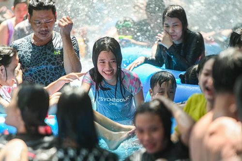 Công viên nước Đầm Sen ken đặc người ngày nghỉ lễ