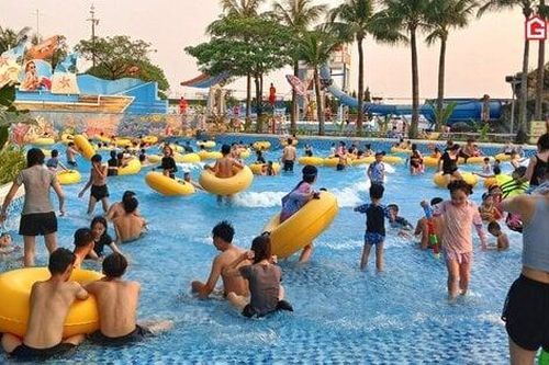Nắng nóng, người dân đổ xô đến Công viên nước Hồ Tây