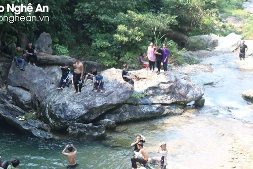 Tắm thác, nam sinh lớp 11 bị đuối nước