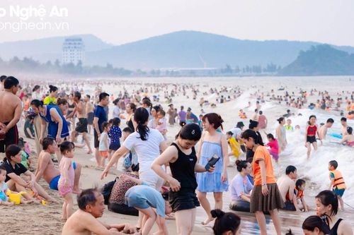 Du khách nườm nượp đổ về biển Cửa Lò đầu kỳ nghỉ lễ