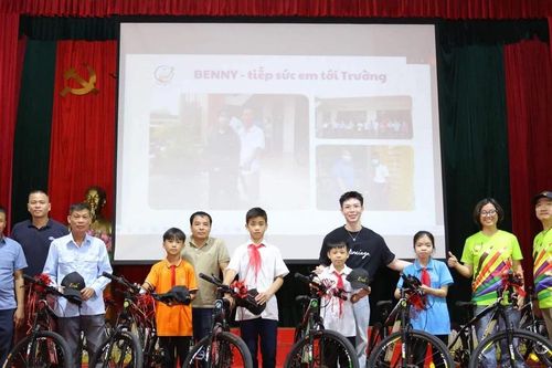 Ca sỹ Erik cùng CLB Sách Vùng Cao 'thắp sáng' tương lai trẻ em miền núi
