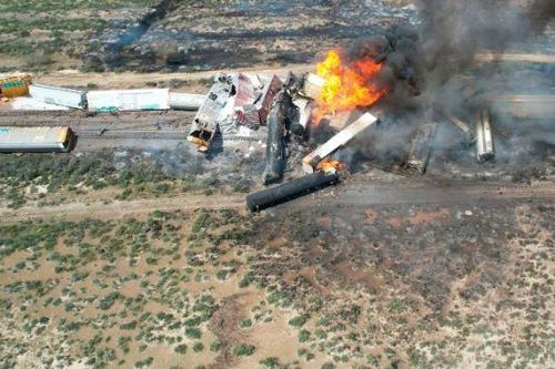 Sơ tán người dân sau khi tàu chở nhiên liệu trật đường ray, bốc cháy tại bang New Mexico