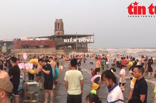 'Biển người' đổ xô đến bãi biển gần nhà thờ đổ Nam Định giải nhiệt trong kỳ nghỉ lễ