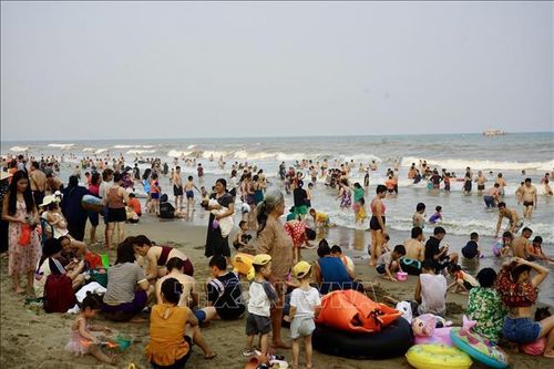 Thời tiết nóng nực, du khách và người dân Thanh Hóa đổ ra biển giải nhiệt