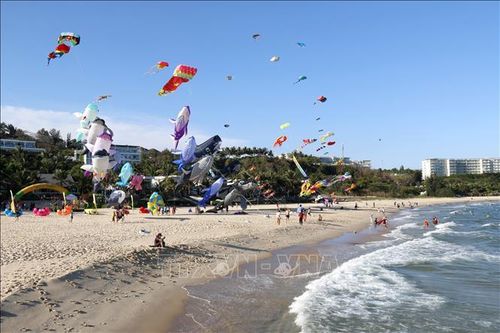 Du khách thích thú với Lễ hội thả diều - Hello Sunny tại Phan Thiết