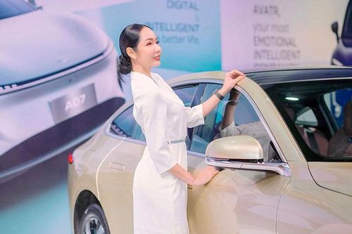 Mỹ nhân Thái Lan đọ dáng cùng xe hơi