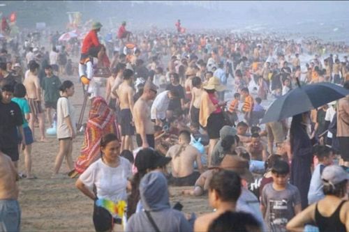 Nắng nóng gay gắt giữa kỳ nghỉ lễ 30/4, bãi biển Sầm Sơn ken đặc người đi 'giải nhiệt'
