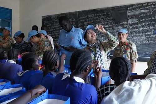 Bác sĩ 'mũ nồi xanh' tổ chức nhiều hoạt động ý nghĩa cho nữ sinh tại Nam Sudan