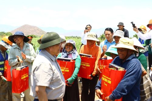 Thủ tướng xuống đồng động viên người dân vùng nắng hạn Ninh Thuận