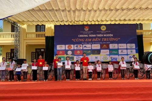 Hàng trăm chiếc xe đạp được trao cho học sinh nghèo vượt khó Đà Bắc, Hòa Bình