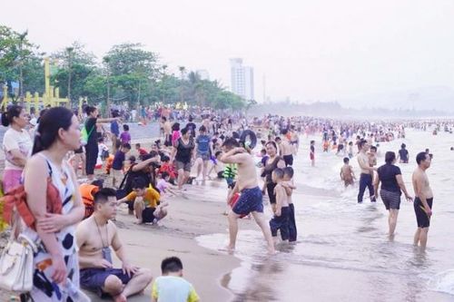 Nắng nóng, du khách đổ về kín các bãi biển 'giải nhiệt' trong kỳ nghỉ 30/4-1/5