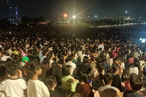 'Biển người' chật cứng tại lễ khai mạc Carnaval Hạ Long 2024
