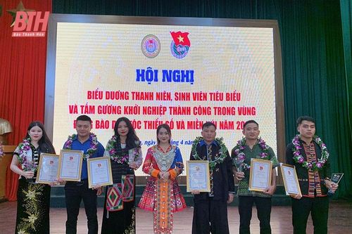 'Những ngôi sao' dưới 'vùng trời thủng'