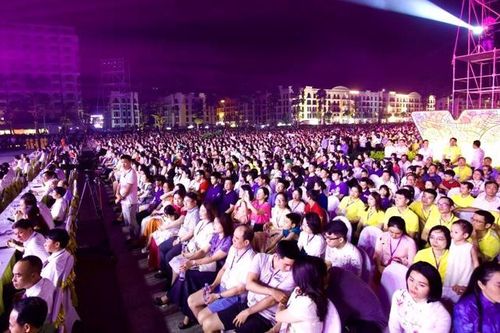 Thành phố nhỏ nhất cả nước đón vạn du khách về khai hội du lịch