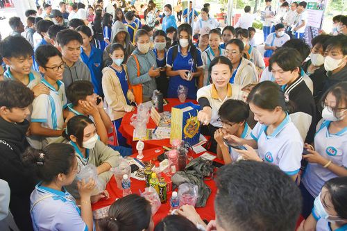Ngày hội tư vấn hướng nghiệp, học nghề và việc làm năm 2024 tại TX. Tịnh Biên