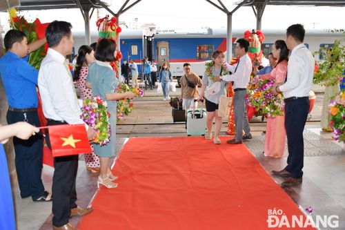 Đón và tặng hoa khách đi tàu chất lượng cao SE22 chặng Thành phố Hồ Chí Minh - Đà Nẵng