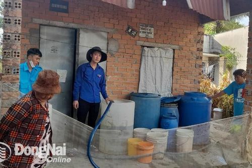 Cấp nước sạch phục vụ người dân vùng hạn Định Quán trong những ngày nghỉ lễ