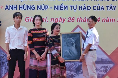 Trao tặng hiện vật của Anh hùng Núp cho Bảo tàng tỉnh Gia Lai