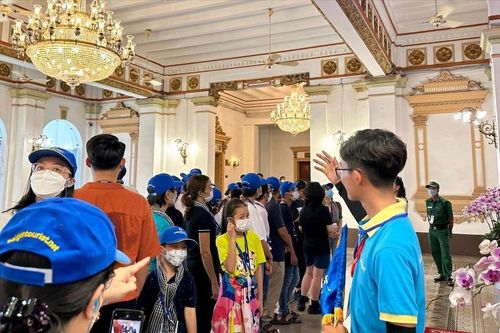 Nâng chất lao động ngành du lịch