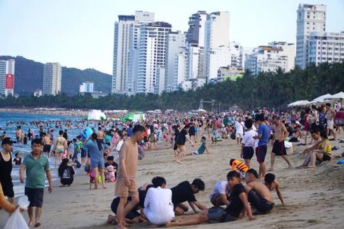 Nha Trang: Người dân và du khách đổ xô ra biển giải nhiệt