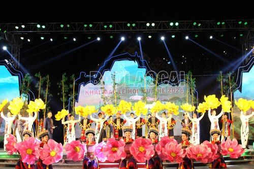 Hàng ngàn du khách tham dự khai mạc Lễ hội mùa hè 2024 'Sa Pa - xứ sở tình yêu'