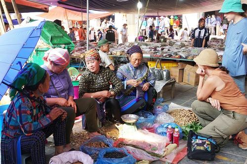 Lên Bắc Hà - cùng du khách khám phá sắc màu chợ phiên