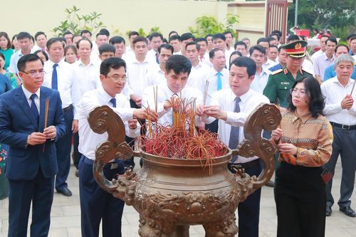 Dâng hương giỗ Đức Vua Lý Nam Đế