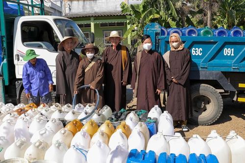 Tiền Giang: Chùa Giác Tánh, Liên Hoa thực hiện chương trình 'Giọt nước từ tâm' tại vùng hạn mặn
