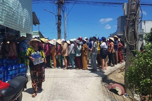 Chùa Hải Đức hỗ trợ nước uống tinh khiết đến bà con vùng bị hạn mặn tại Tiền Giang