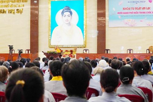Nghỉ lễ, hàng trăm Phật tử đến Việt Nam Quốc Tự tham dự khóa tu Ngày an lạc