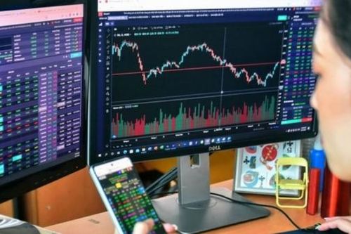 Thị trường chứng khoán: VN-Index lấy lại mốc 1.200 điểm, thanh khoản quay lại mức thấp
