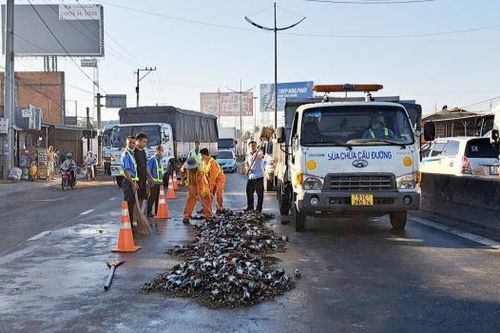 Gần trăm két bia rơi vãi trên đường dẫn cao tốc