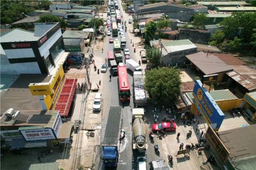 Xe tải tông xe máy, đường Hồ Chí Minh kẹt cứng nhiều giờ