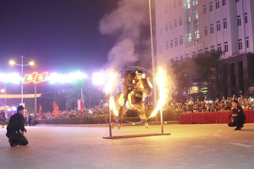 Người dân Điện Biên thích thú với màn biểu diễn của Cảnh sát cơ động Kỵ binh