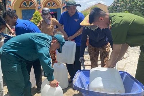 Công an huyện Bến Lức đưa nước ngọt về hỗ trợ người dân Cần Giuộc