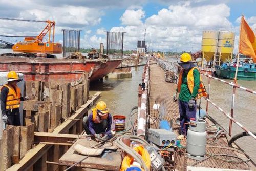 Đội nắng thi công trên công trường cầu Đại Ngãi 2