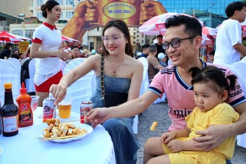 Du khách được thưởng thức miễn phí bia và chả mực tại Hạ Long