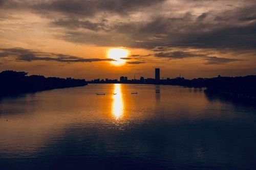 Giữa đôi bờ tỉnh thức