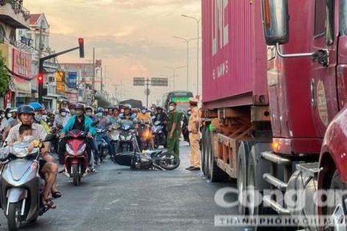 Xe máy va chạm xe container, cô gái tử vong thương tâm khi đi chơi lễ